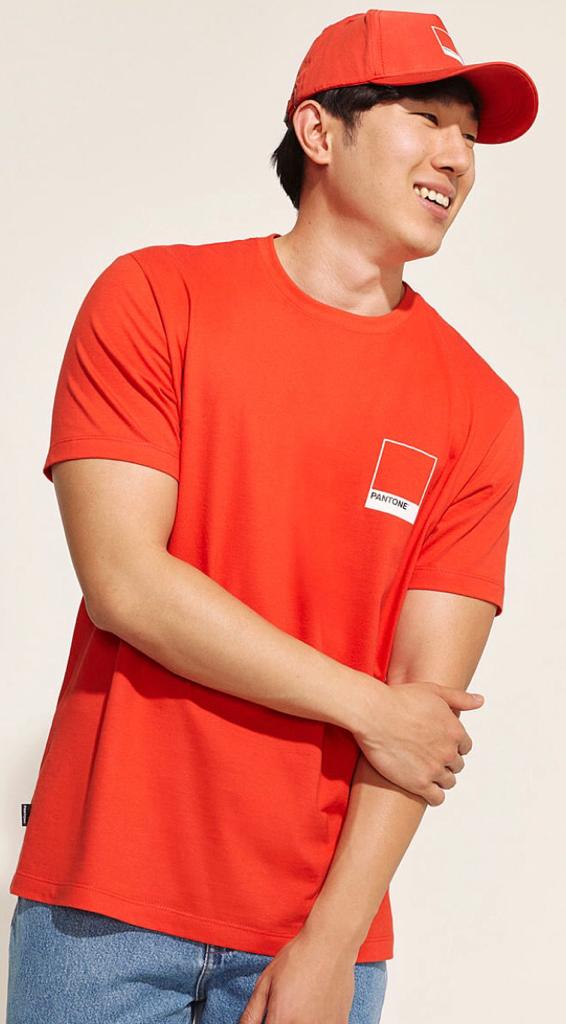  Modelo usando camiseta e boné vermelhos a coleção 